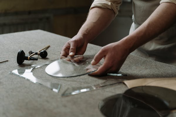 Artisan vitrier paris : réparation, installation et urgence 24/7